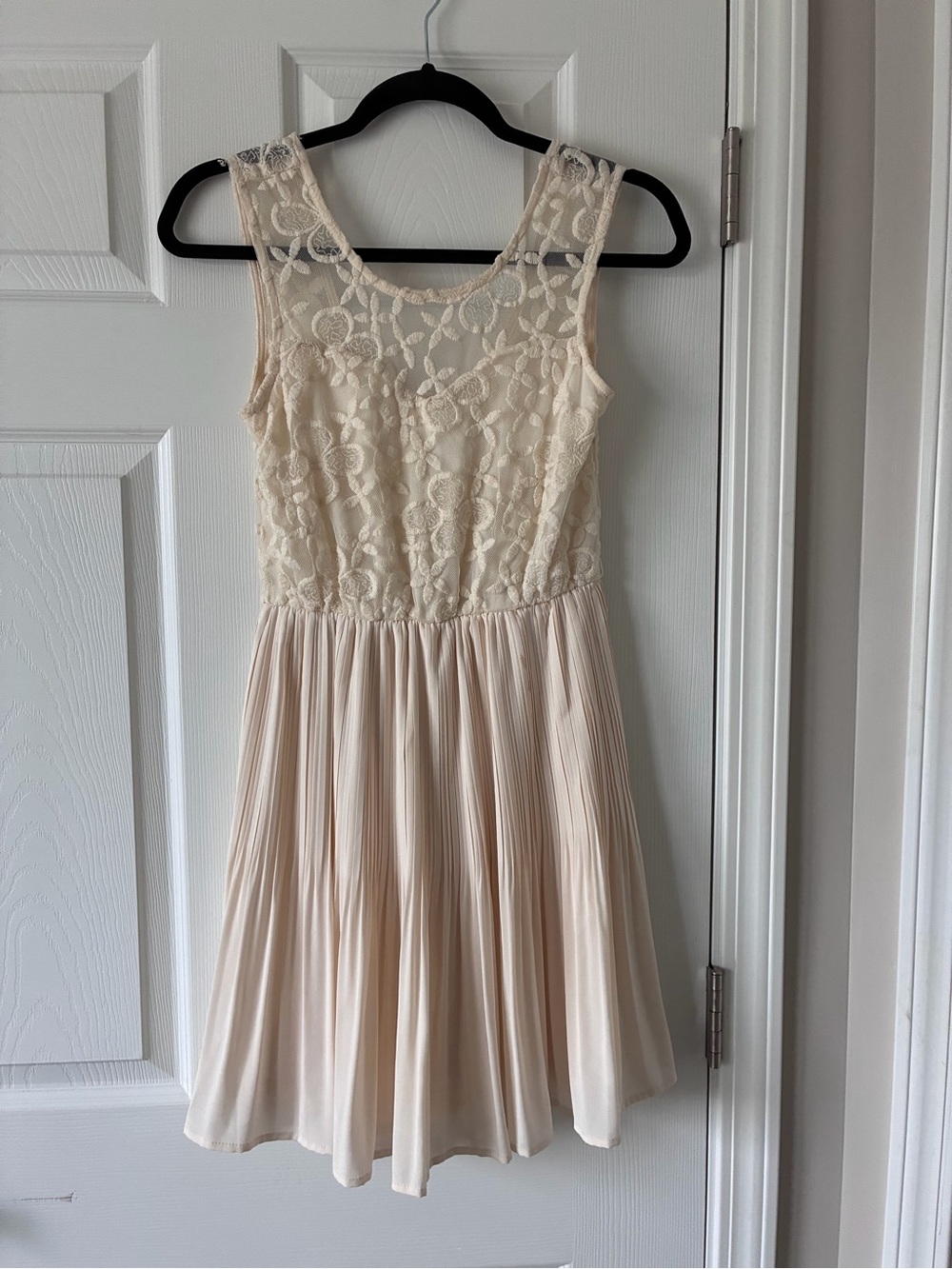 Source Unknown Pale Cream Lace Pleated Midi Dress